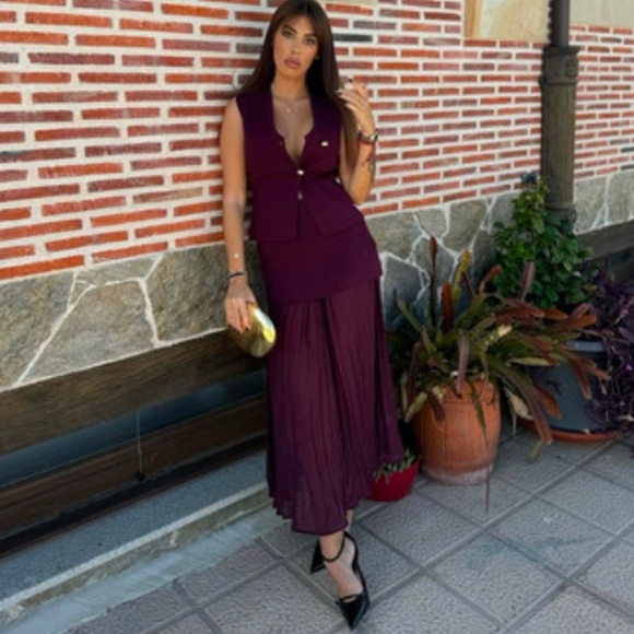 Elegant Burgundy Zara Pleated Skirt - Picture 5 of 6